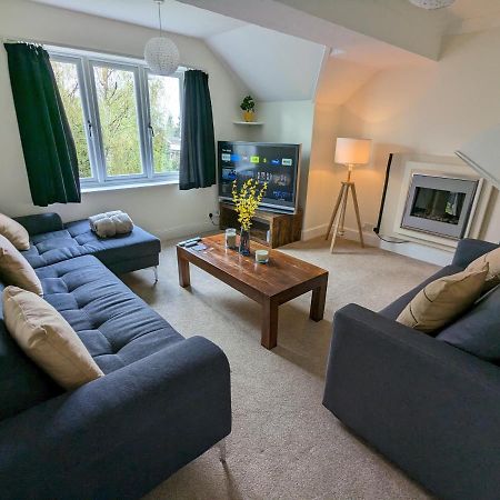 Large Apartment With Parking 길드포드 외부 사진