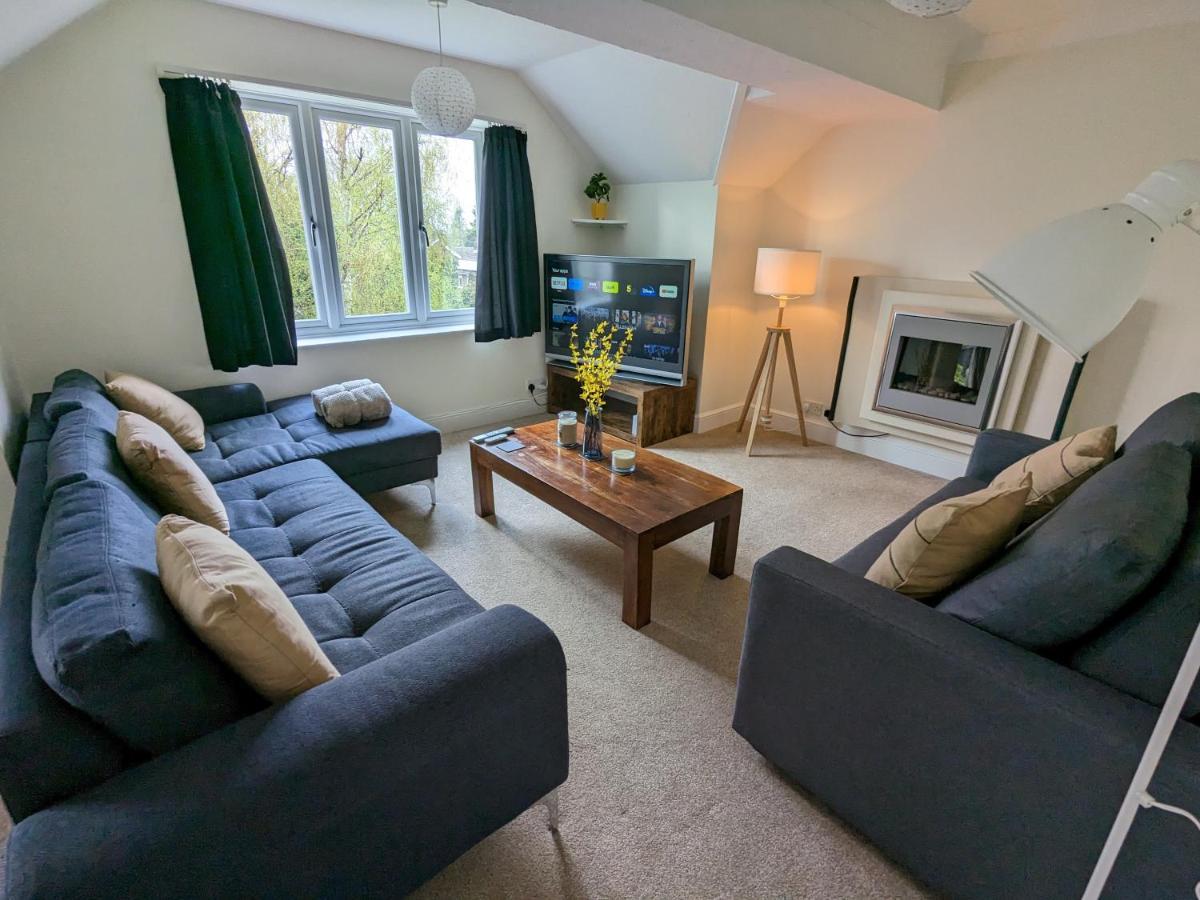 Large Apartment With Parking 길드포드 외부 사진