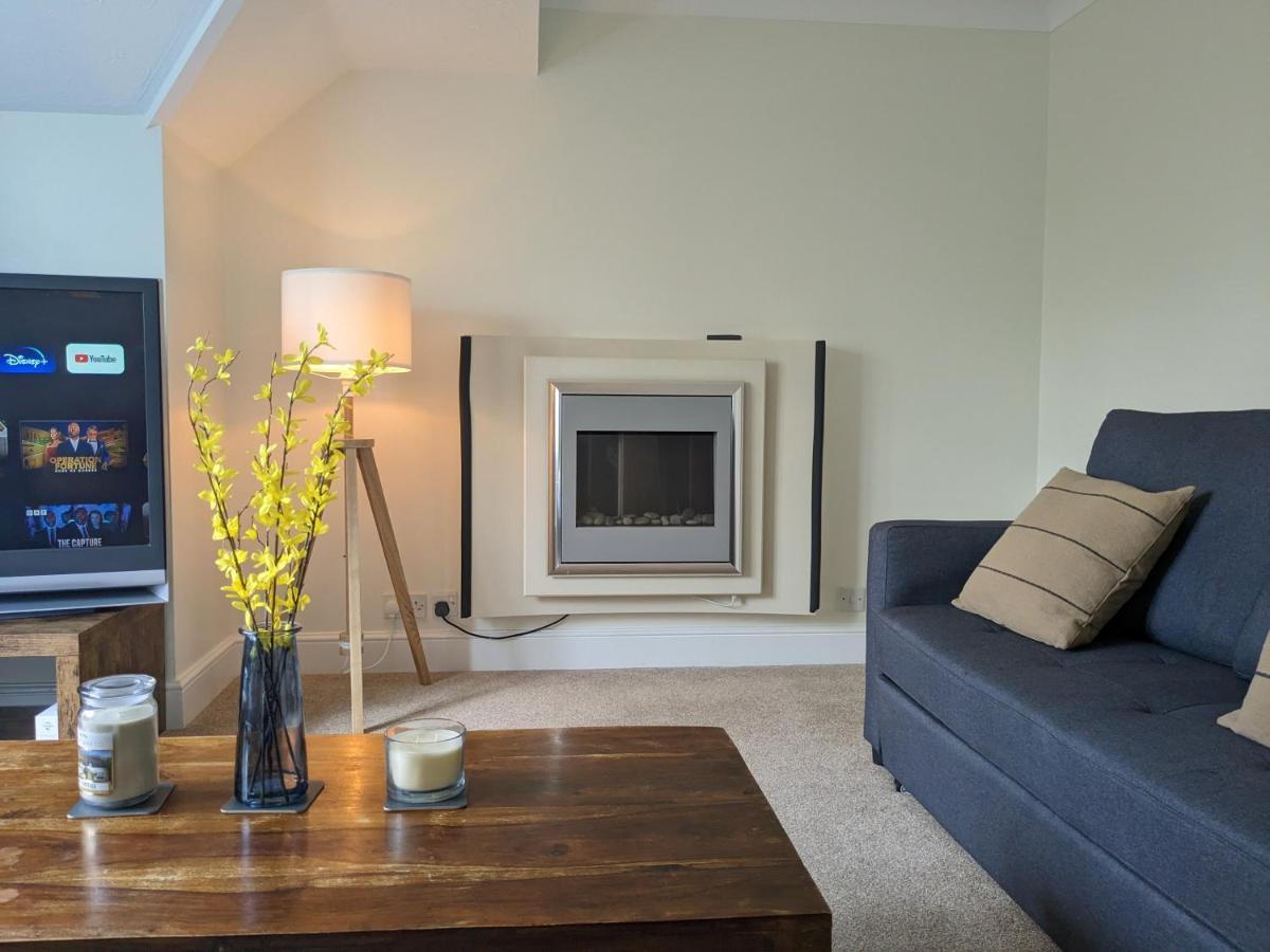 Large Apartment With Parking 길드포드 외부 사진