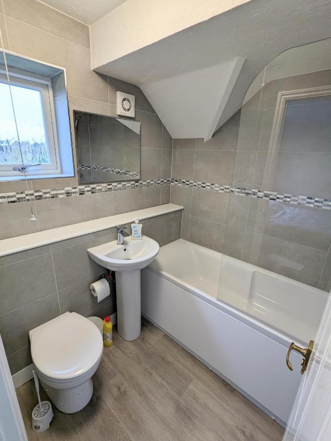 Large Apartment With Parking 길드포드 외부 사진