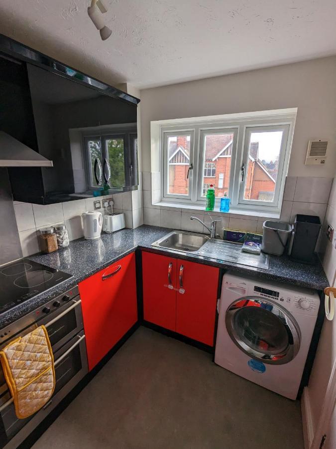 Large Apartment With Parking 길드포드 외부 사진