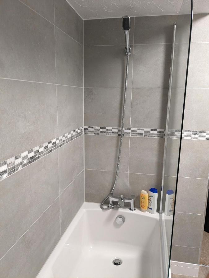 Large Apartment With Parking 길드포드 외부 사진