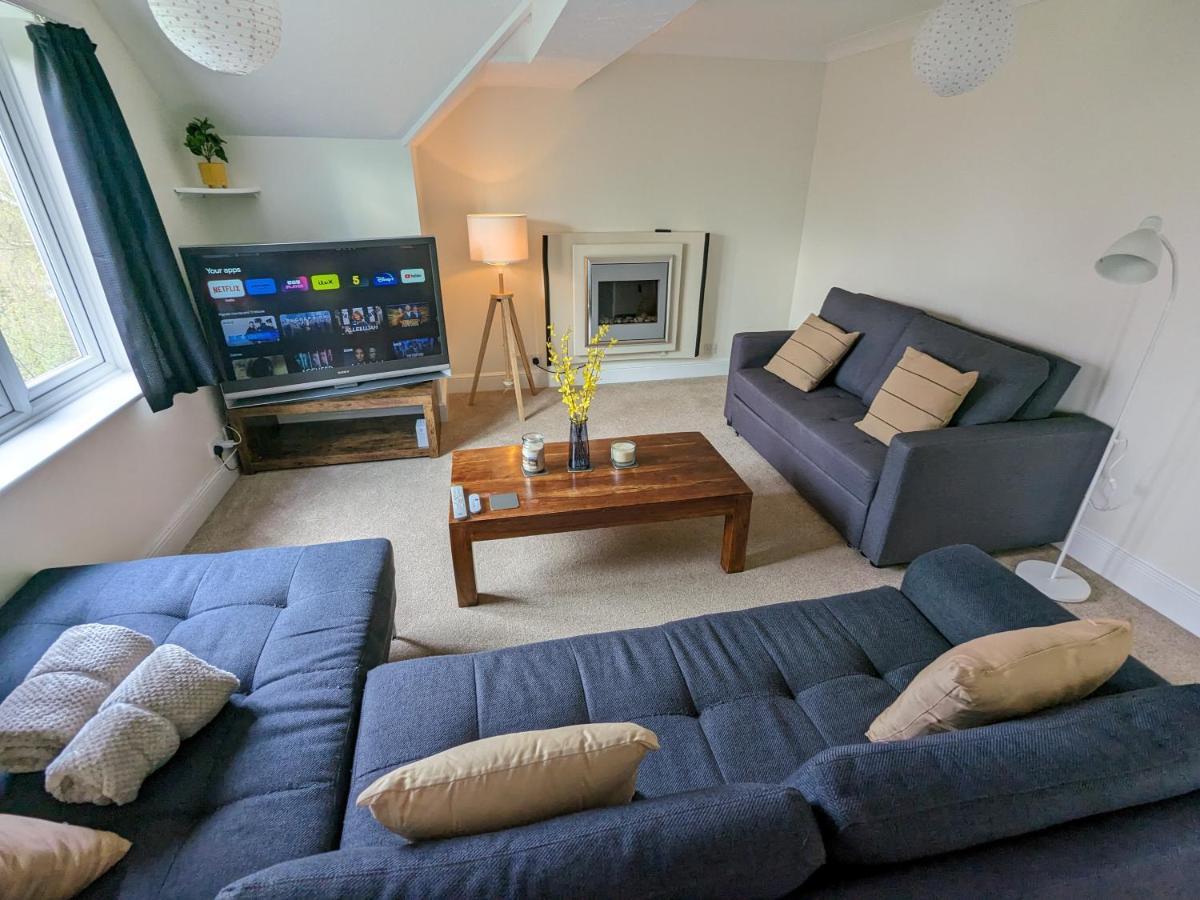 Large Apartment With Parking 길드포드 외부 사진