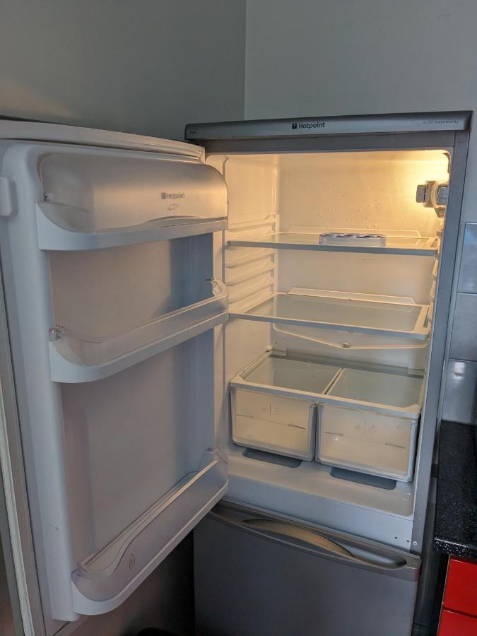 Large Apartment With Parking 길드포드 외부 사진