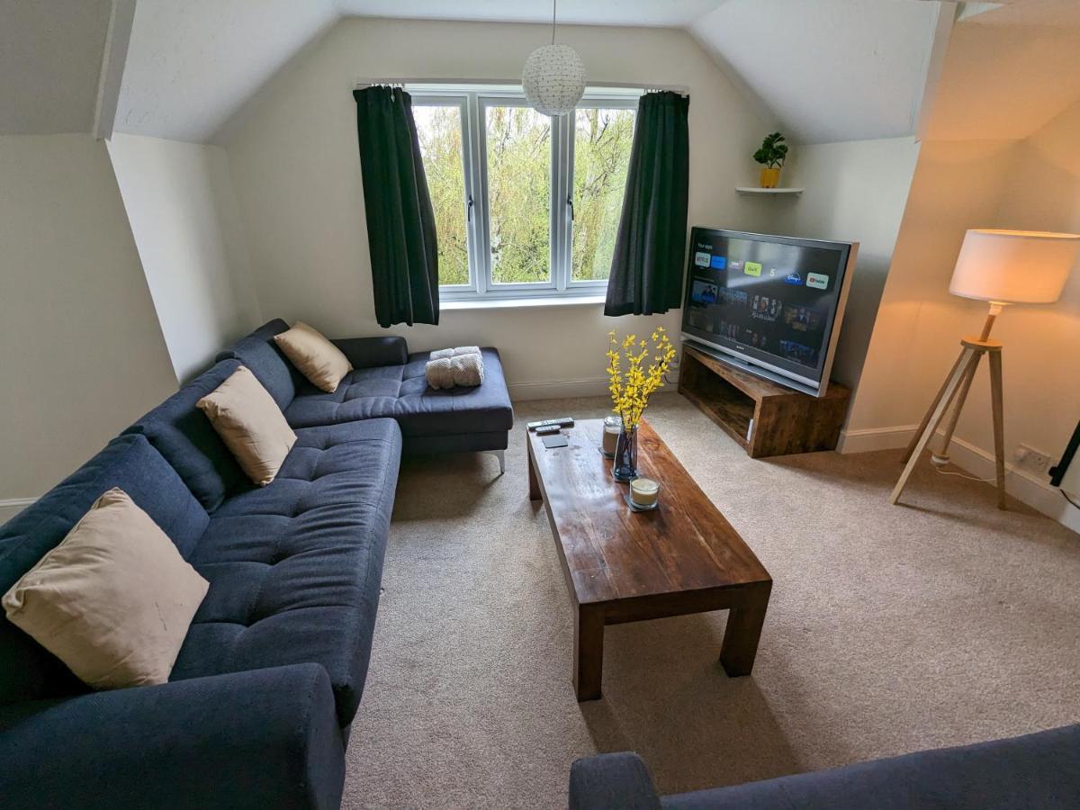 Large Apartment With Parking 길드포드 외부 사진