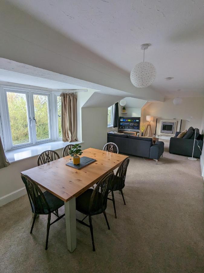 Large Apartment With Parking 길드포드 외부 사진