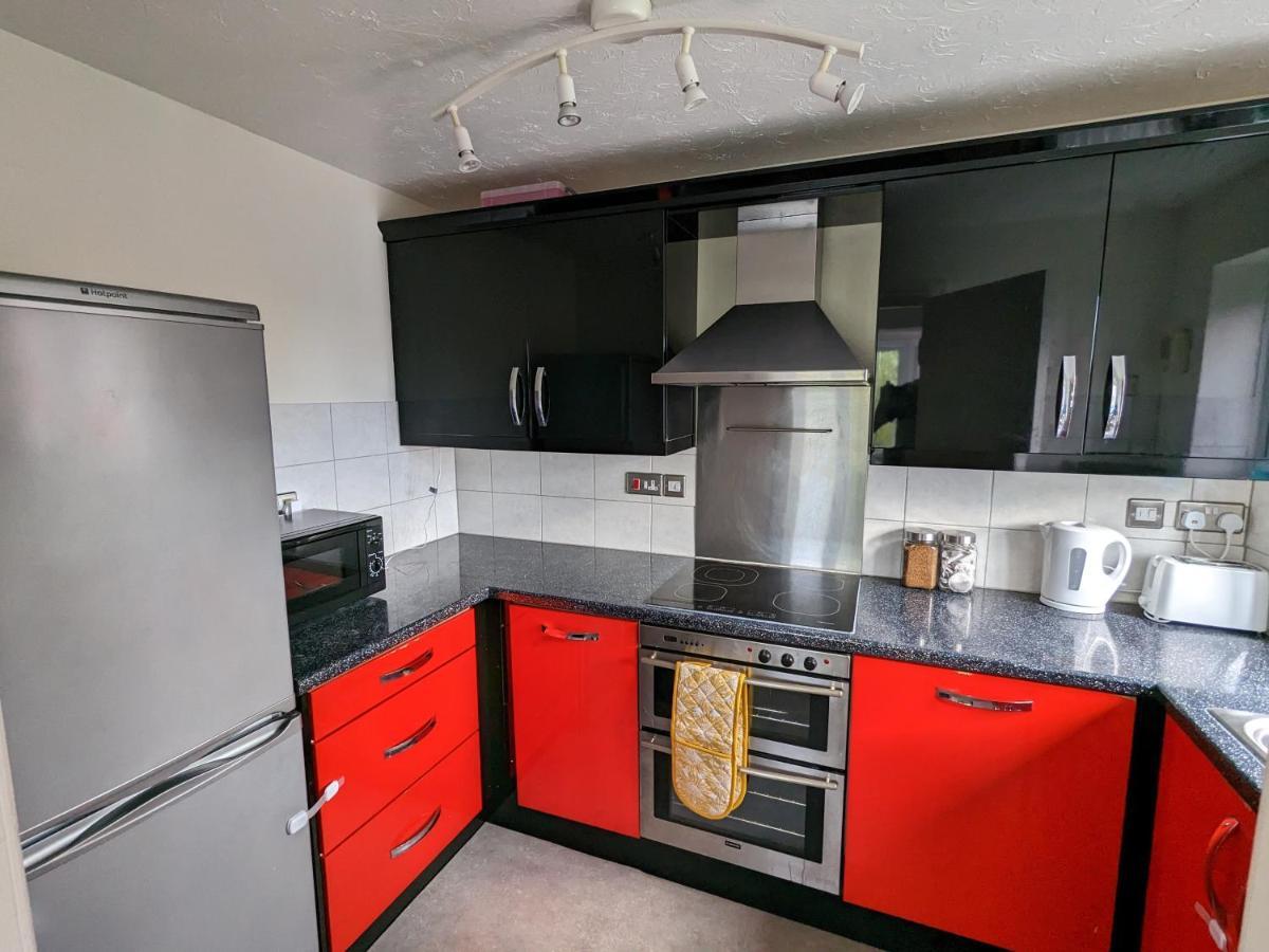 Large Apartment With Parking 길드포드 외부 사진