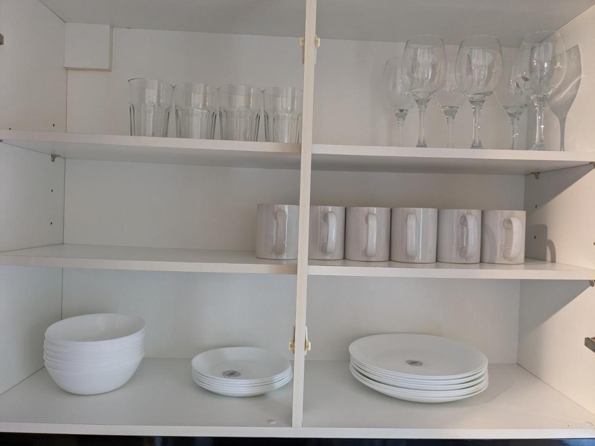 Large Apartment With Parking 길드포드 외부 사진