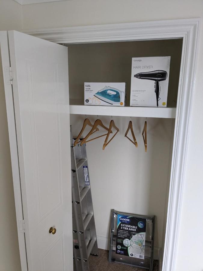 Large Apartment With Parking 길드포드 외부 사진