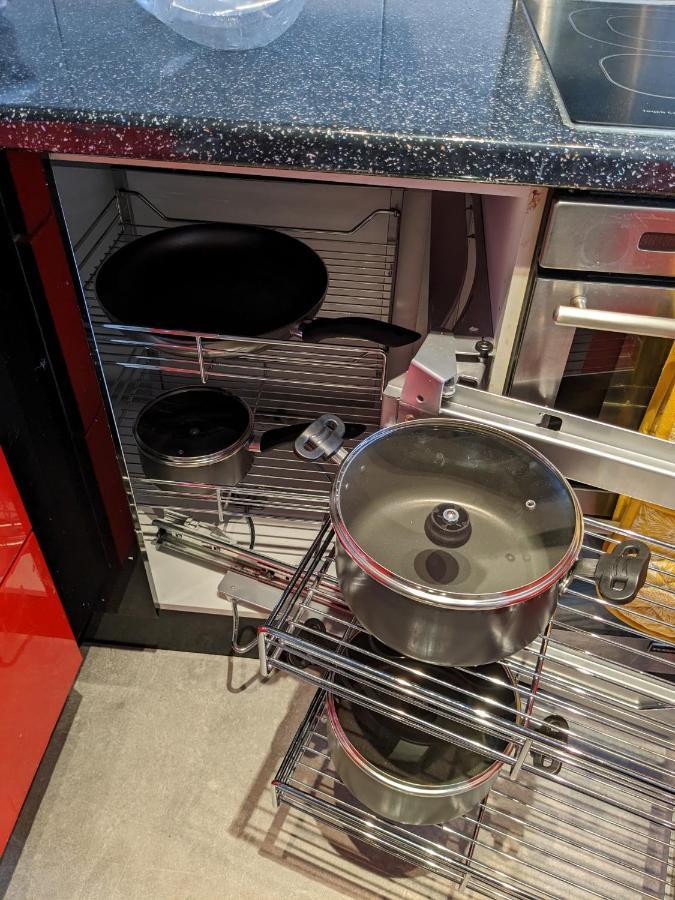 Large Apartment With Parking 길드포드 외부 사진