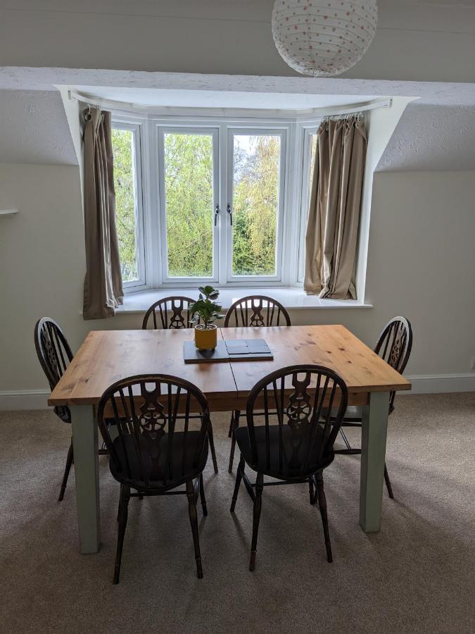 Large Apartment With Parking 길드포드 외부 사진