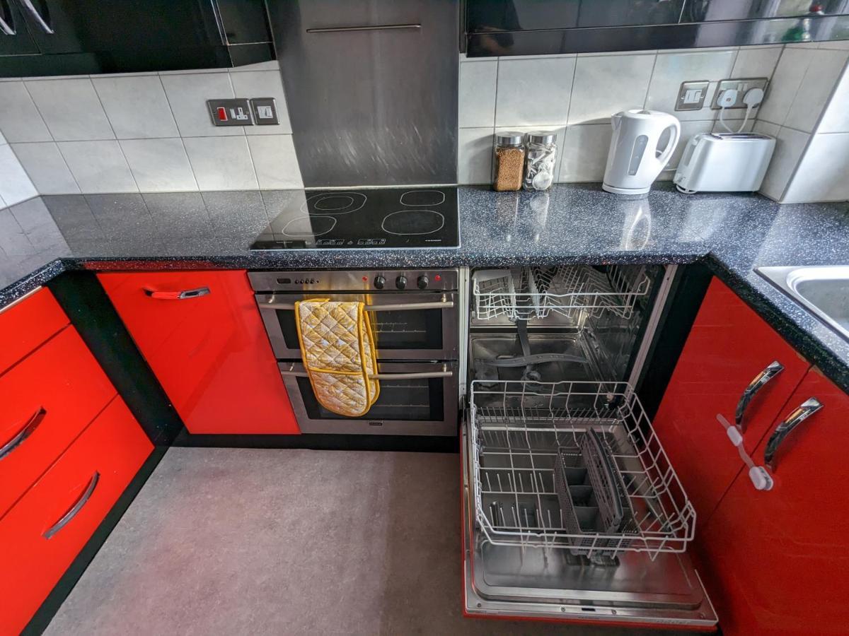 Large Apartment With Parking 길드포드 외부 사진