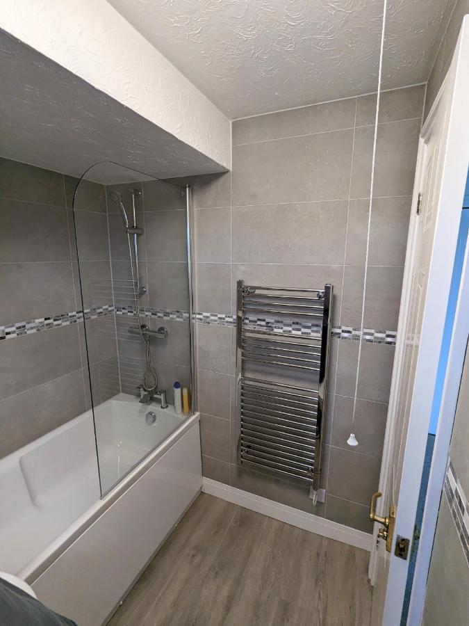 Large Apartment With Parking 길드포드 외부 사진