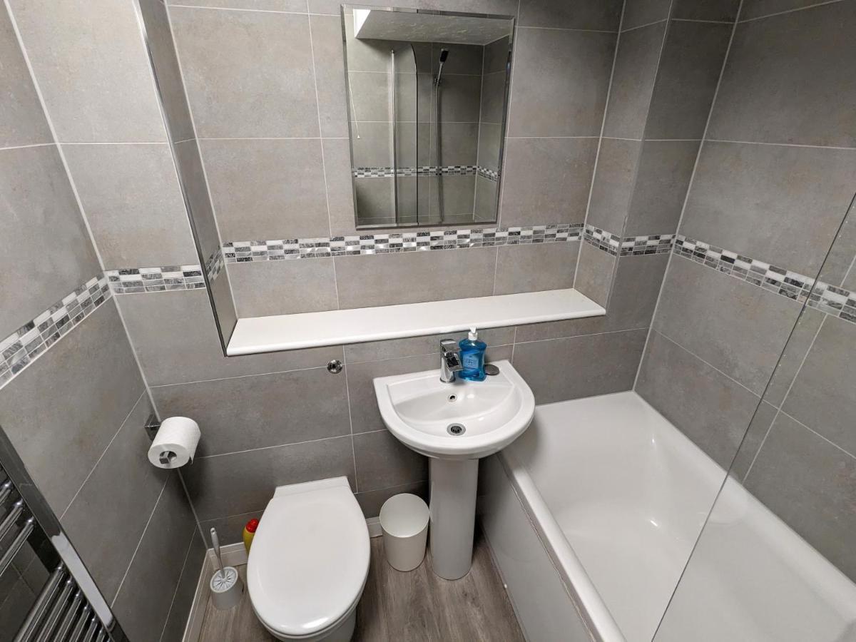 Large Apartment With Parking 길드포드 외부 사진