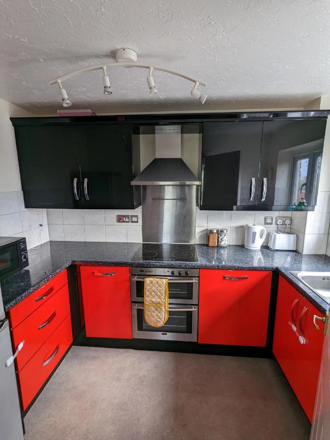 Large Apartment With Parking 길드포드 외부 사진