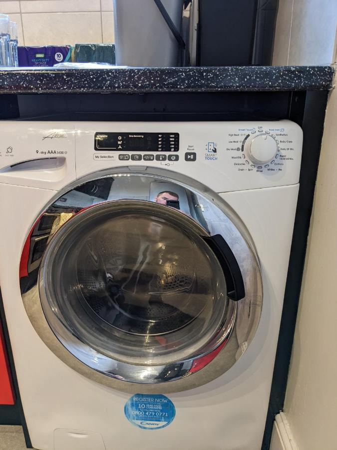 Large Apartment With Parking 길드포드 외부 사진