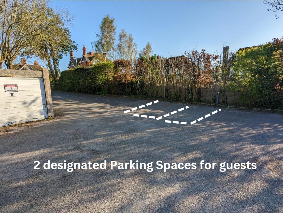 Large Apartment With Parking 길드포드 외부 사진